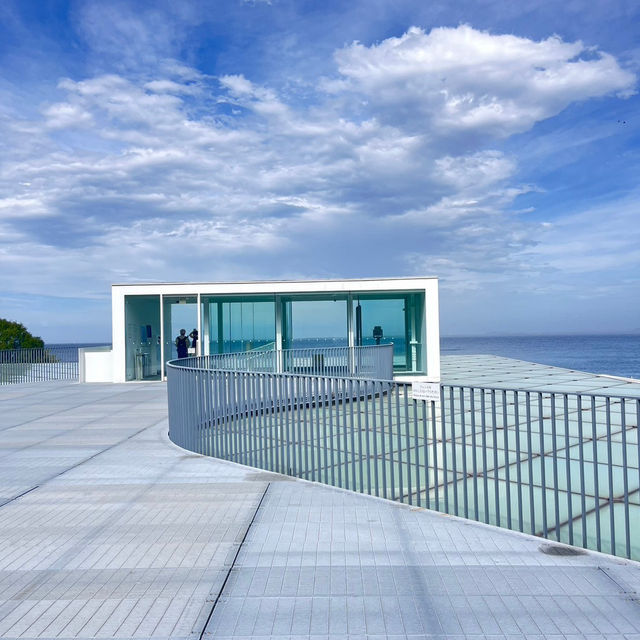 海の横にある美術館