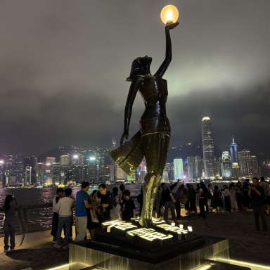 ブルース・リー像とシンフォニー・オブ・ライツ🌈 | Trip.com 尖沙咀