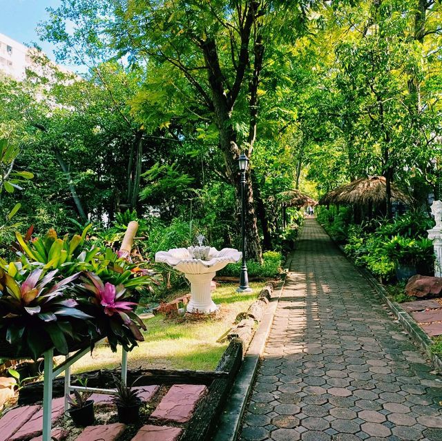 泰國曼谷最美歐式花園大學景點:易三仓大学，絕美泰式廟宇建築結合歐式綠洲花園，適合打卡拍照📸