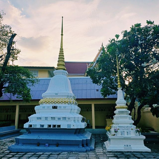 泰國曼谷皇家古跡寺廟景點:Wat Buppharam Worawihan，適合拍照📸打卡休息冥想