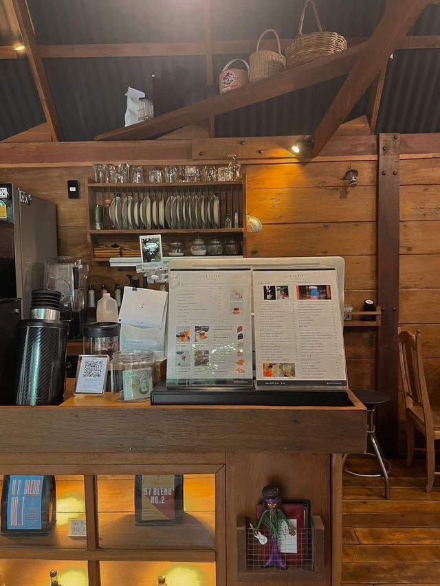 cafe เล็กๆมู้ดอบอุ่น🏚 🌿 ริมถนนบางแสน  Ellen Cafe