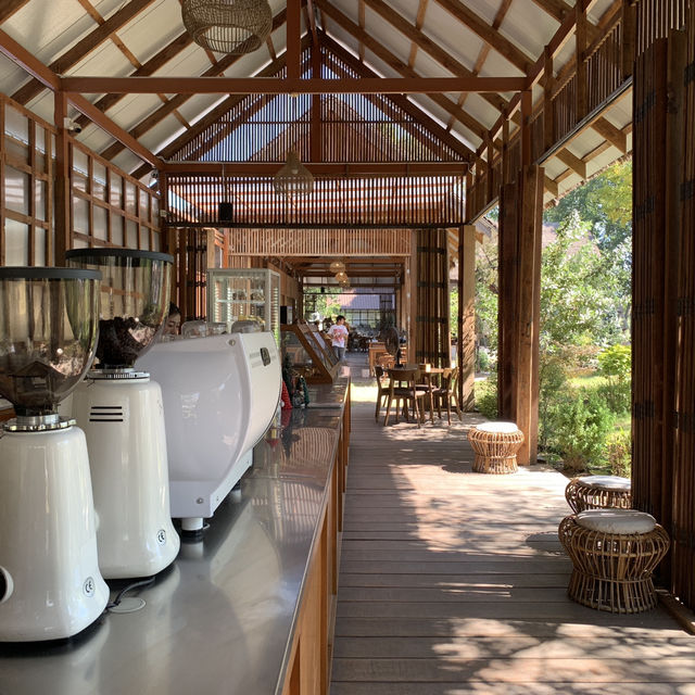ร้านอาหารทะเลแน่นๆ บรรยากาศดีมากที่ชลบุรี
