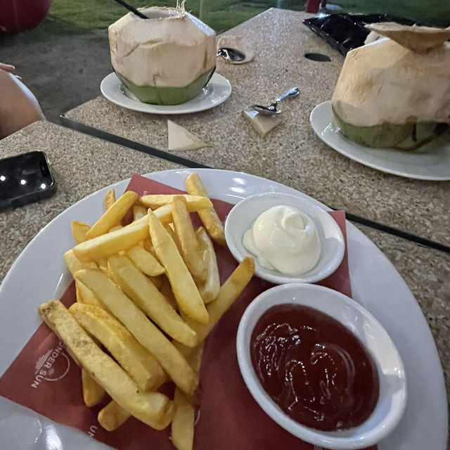 เที่ยวพัทยาต้องแวะร้านนั่งชิวริมหาด 