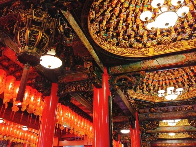 【台北】ライトアップされた煌びやかな寺院を見学！