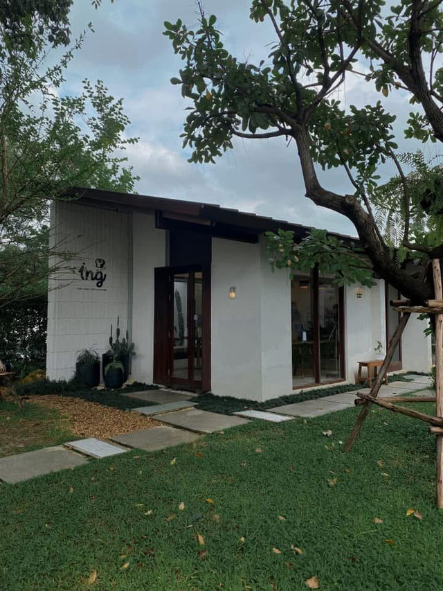 Ing คาเฟ่โทนอบอุ่นธรรมชาติ 🥯🌳 กลางสวน 