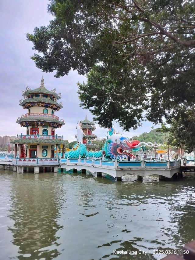 เยี่ยมชมศาลาฤดูใบไม้ผลิและฤดูใบไม้ร่วง