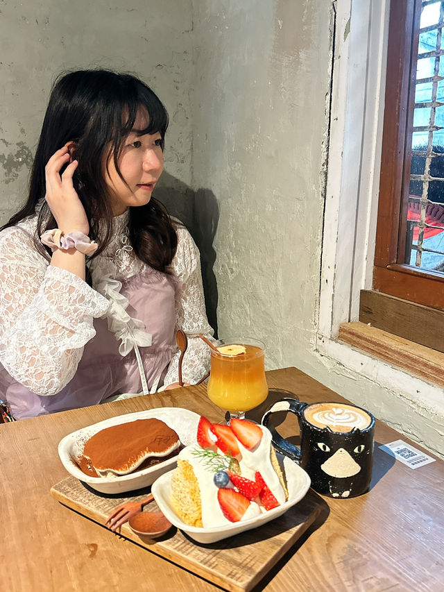 台北赤峰街老宅啡店の午後浪漫｜卜卜商店 · 咖啡與草莓蛋糕