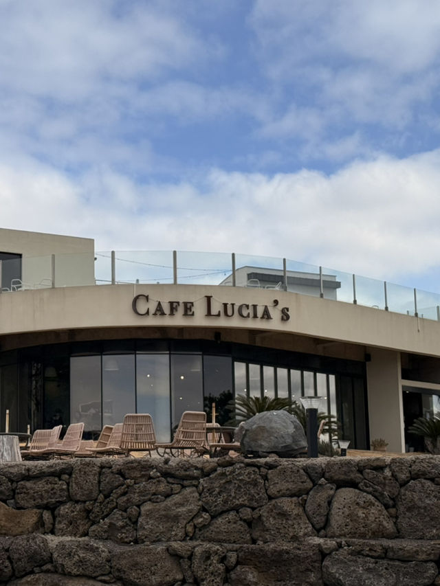 韓國濟州🍊｜海邊咖啡廳「Lucia」☕️隱身在沙漠中的綠洲🌵