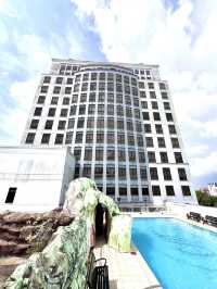 Grand Elegance Awaits: Luxurious Stay Beneath Marble Heights 
