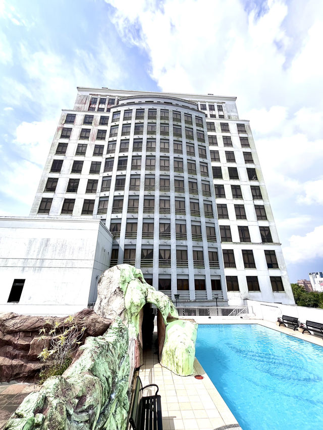 Grand Elegance Awaits: Luxurious Stay Beneath Marble Heights 