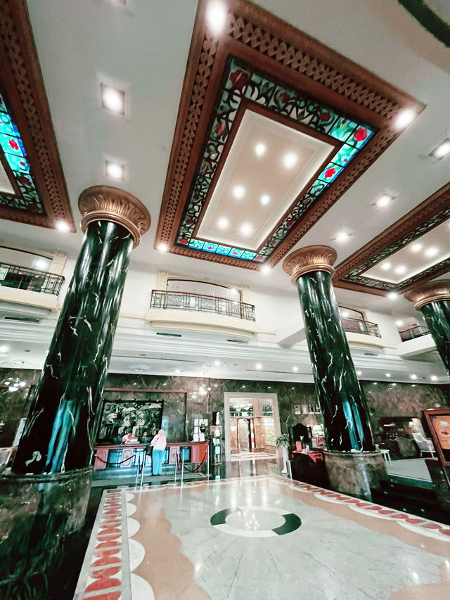 Grand Elegance Awaits: Luxurious Stay Beneath Marble Heights 