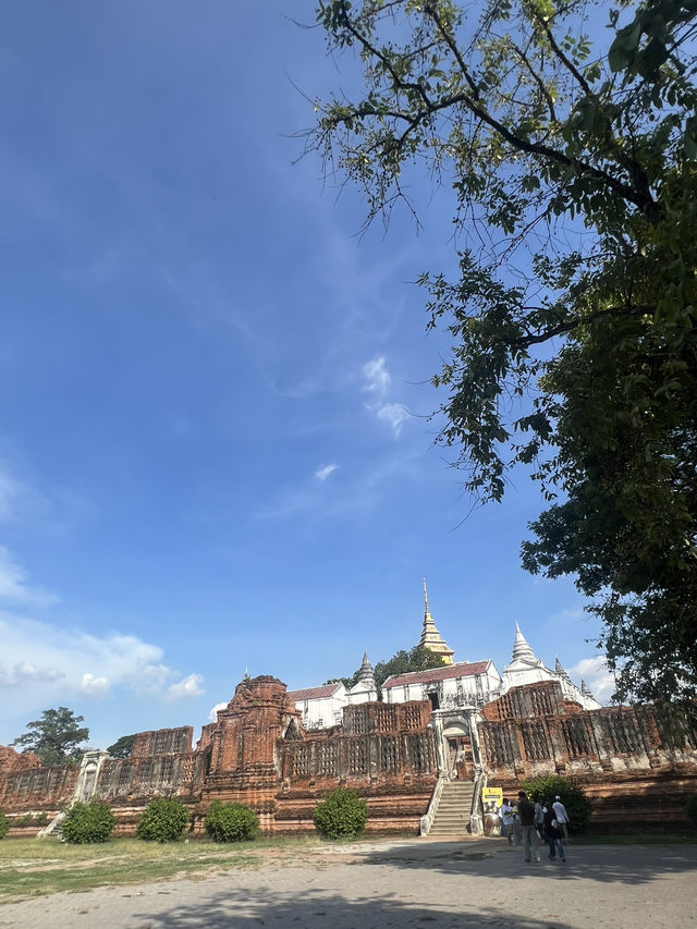 เป็นวัดเก่าที่สวยและดูมีมนต์ขลังมาก
