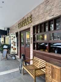 Estelle Bagel Cafe: Where Freshly Baked Perfection Meets Comfort 