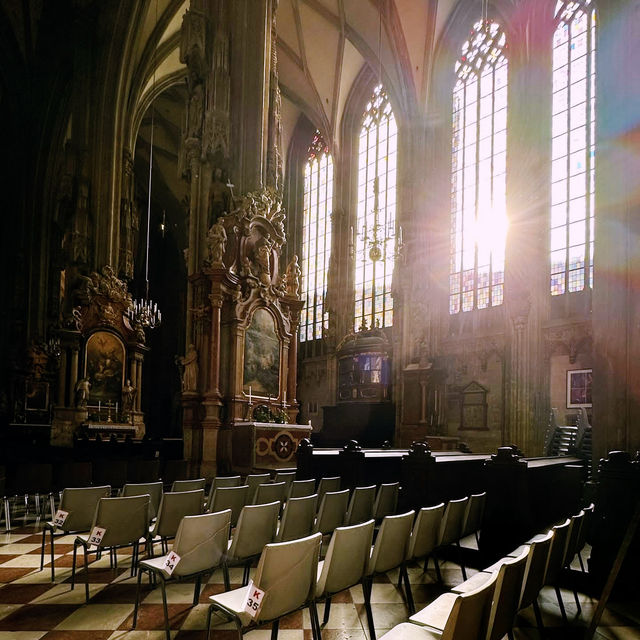 ☀️🏰 *Summer Splendor at St. Stephen's Cathedral: Vienna's Gothic Masterpiece* ✨