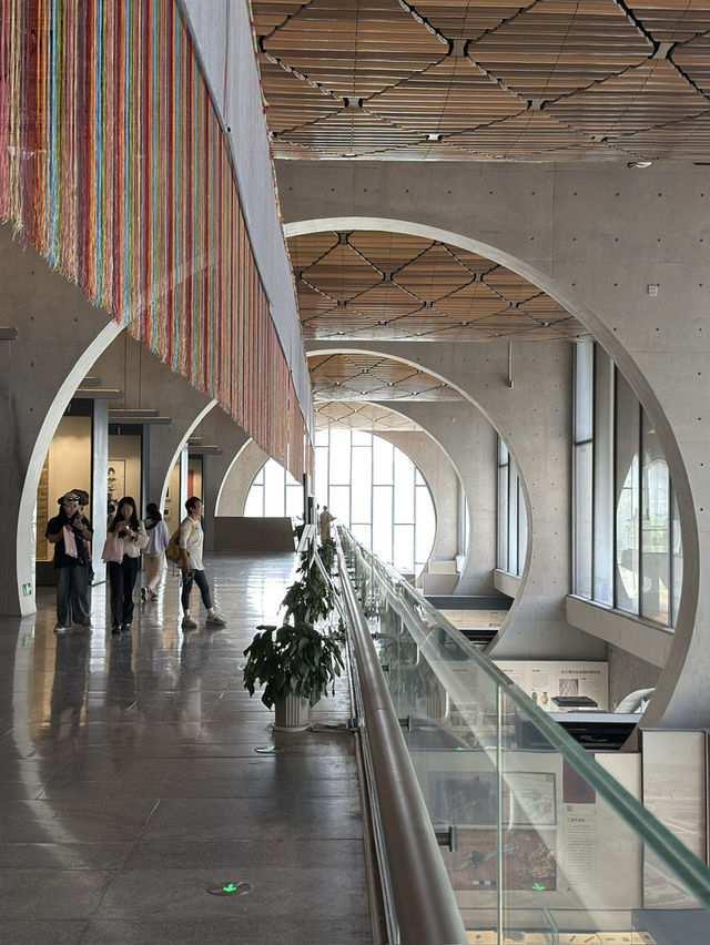 Stylish curvy Chinese museum about canal