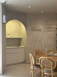 More style than substance at pricey cafe