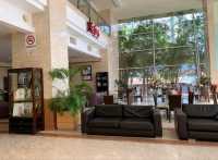 “Charming Retro Retreat: Spacious Family Suites with Heartfelt Service”