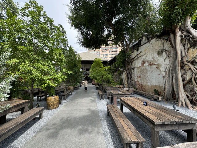 Sipping Through Time by the River: A Hidden Gem in Bangkok’s Talat Noi