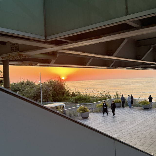 綺麗すぎる駅にある朝日が絶景