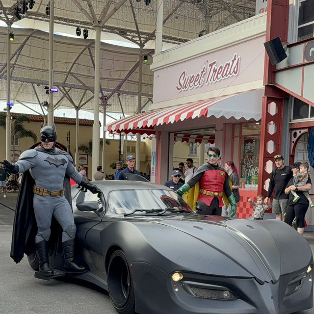 Reliving my wildest childhood dreams in Warner Bros Movie World in Gold Coast Australia!