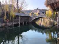 Gubei water town ในวันใบไม้เปลี่ยนสี