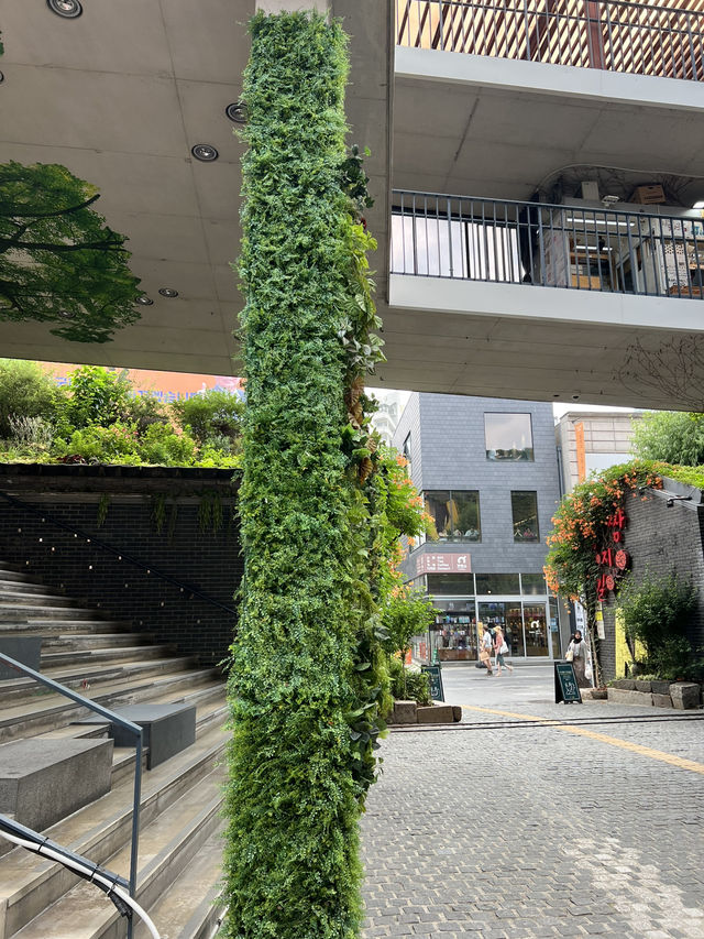 북촌길을 함께 걷고 인사동에서 기념품도 사고 함께해요
