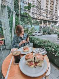 Sarnies Roastery – A Calm & Cozy Café Morning in Bangkok 🌿☕📍