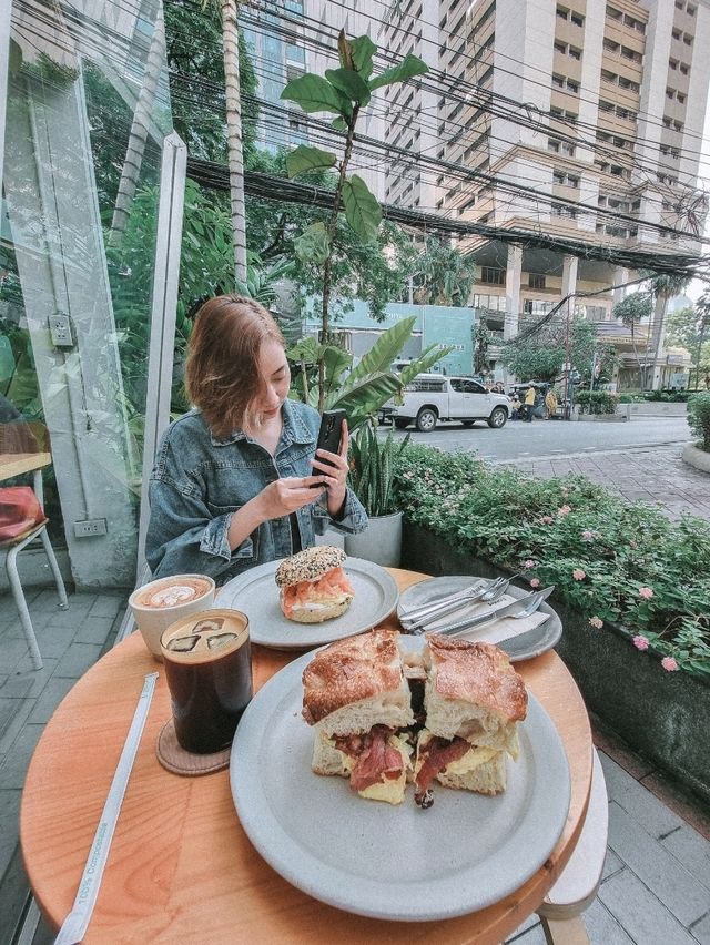 Sarnies Roastery – A Calm & Cozy Café Morning in Bangkok 🌿☕📍