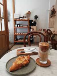 Guten Morgen: Jakarta’s Aesthetic Floral-Fueled Coffee Escape