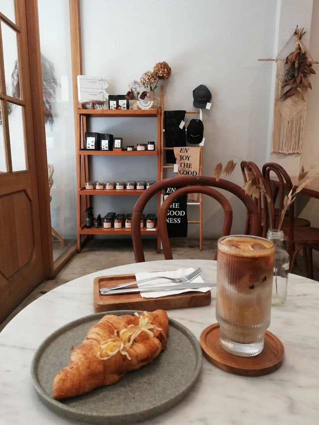 Guten Morgen: Jakarta’s Aesthetic Floral-Fueled Coffee Escape
