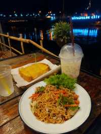 กินนม ขนมปัง ชมบรรยากาศแม่น้ำน่านยามค่ำคืน