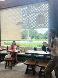 พักผ่อนหย่อนใจที่ REALM Cafe 