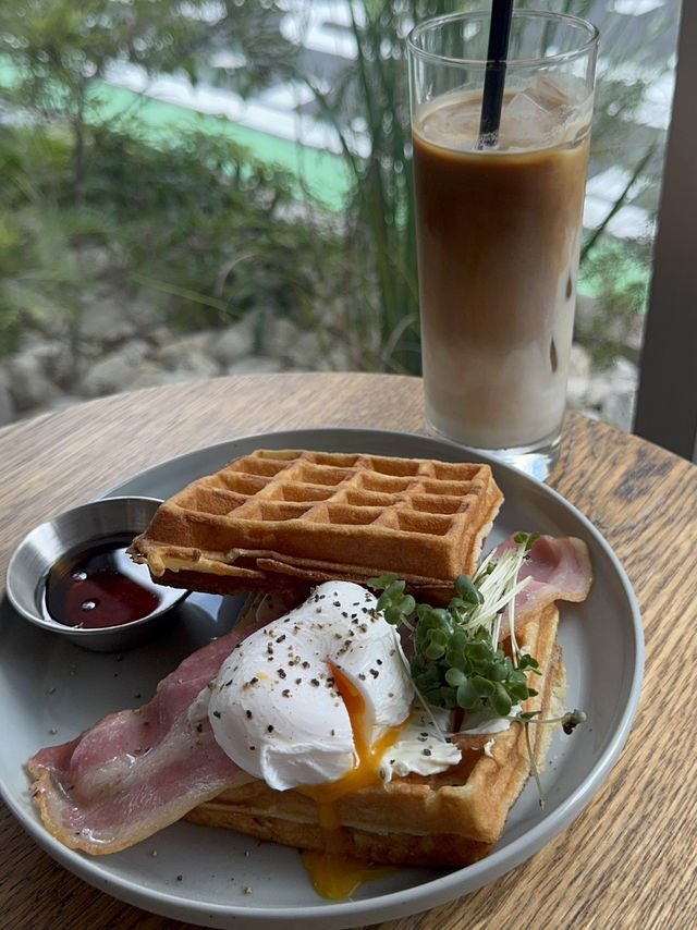 注文ごとに焼き上げるアメリカンワッフルが楽しめる！
