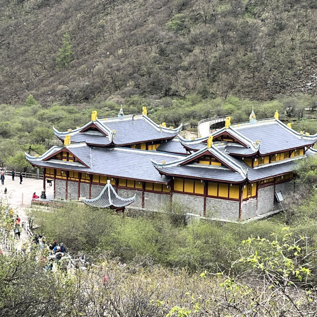 ⛩ 黄龙古寺 – Sacred Gem of Huanglong