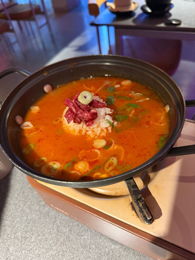 “광안리 바다의 소리보다 더 설레는 건 이 한 상, ‘소중대’의 차돌육회 한 상차림.