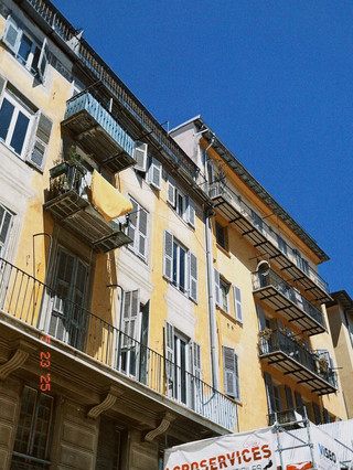 [Walking around Nice's Old Town, surrounded by the Mediterranean breeze and colors]
