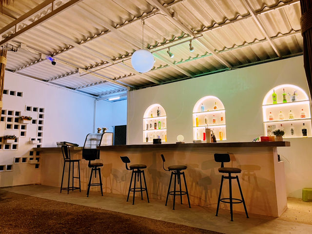 Blue Moon ร้านชิลเปิดใหม่ หาดทุ่งวัวแล่น