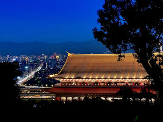 #8月好去處2025
圓山登山步道我爬過好幾次,
直到這次才曉得上面路線好幾條,
之前走的可能只有十分之一。
今天從圓山飯店旁的步道開始,
在通北街下來,
全部大概一個多小時,
算是輕鬆的。
這一路上有好幾個國軍的檢查哨,
現在當然是荒廢了,
但也足以想像以前為了保衛老蔣,
這裡是非常森嚴的軍事用地。
這一路上也有好幾個視野廣闊的休息處,
可以看大直這一頭的飛機起降,
也可以看北投觀音山那一側,
下次我可能會挑傍晚來拍夕陽,
應該會很美。
有朋友喜歡爬山的嗎?
我們下次約一約,
一起爬!