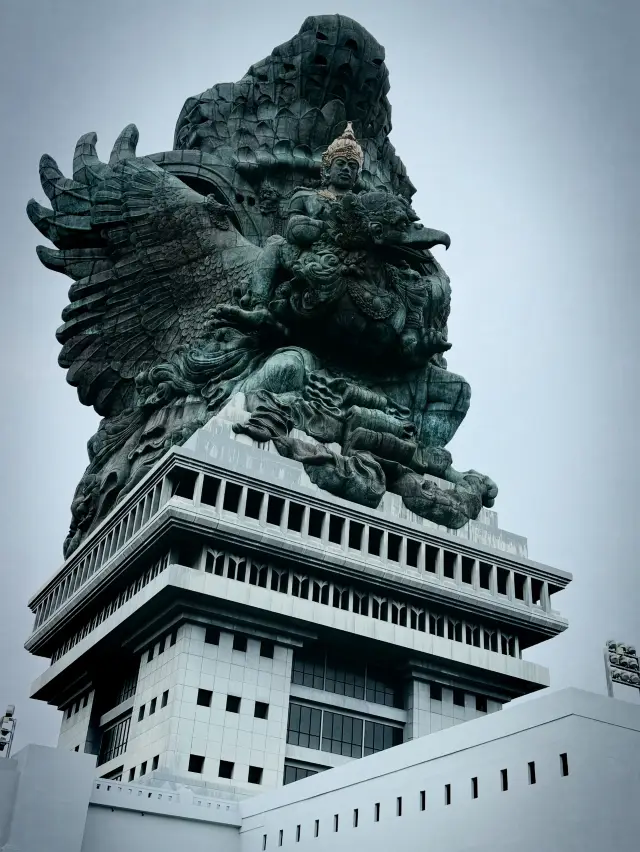 《峇里島神鷹文化廣場｜毗濕奴神與神鷹迦樓羅——121 公尺的巨型雕像，守護宇宙與信仰的永恆地標》