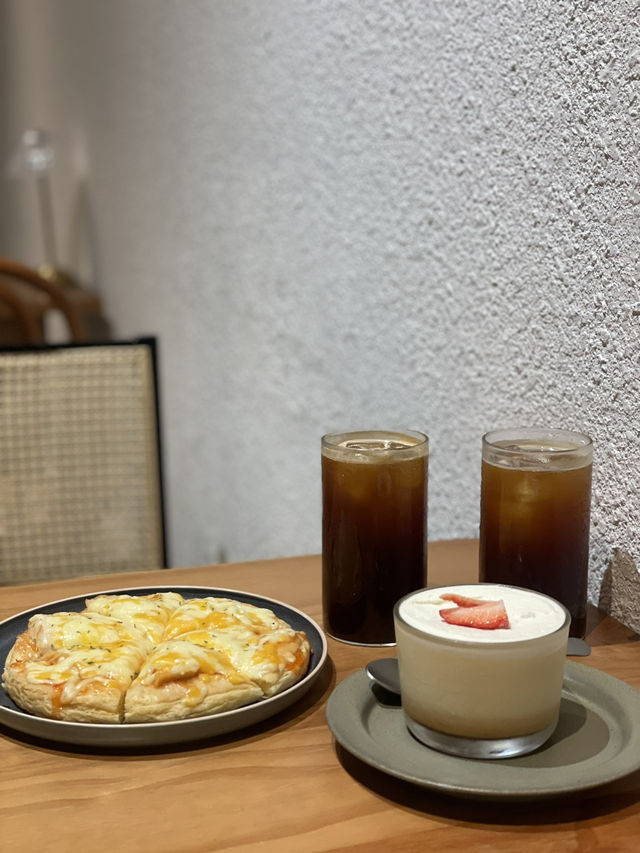단골집 추천 타이난 ‘IBT coffee’ — 밤까지 이어지는 조용한 우드톤 라운지 ☕🌙