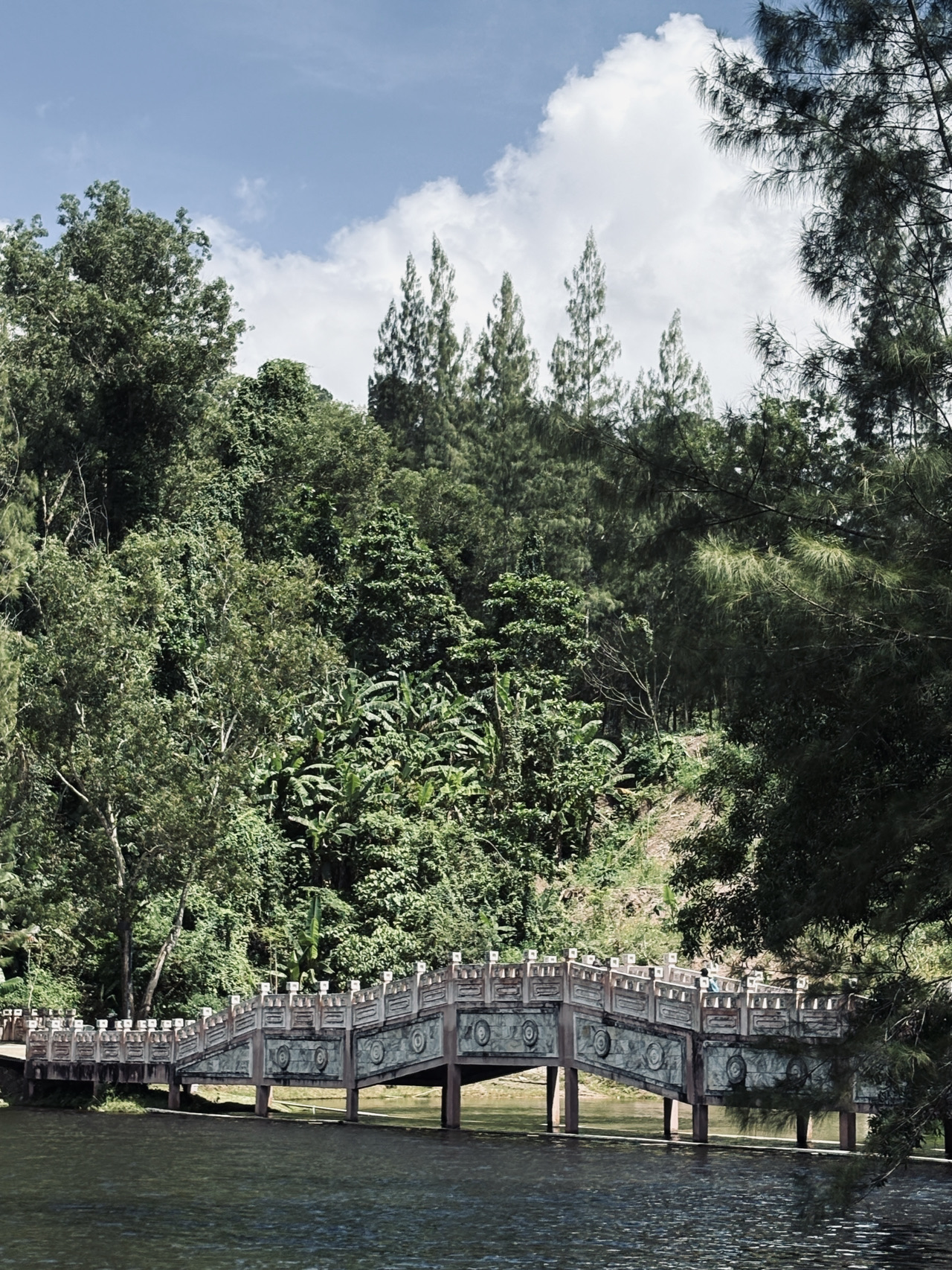 Kathu Mining Site in Phuket was once a significant tin mining area in the past. Today, the site has been transformed into a conservation and educational tourist destination, showcasing the mining lifestyle.
✨ Overall Atmosphere
• The surrounding area still features mountains and natural scenery as a backdrop, creating a peaceful ambiance and evoking memories of the mining town's prosperous days.
• Inside, there are old mining ponds from the past. The water in these ponds often appears bluish-green due to sedimentation of minerals and soil.
• Some corners display ancient mining tools and stories, offering a glimpse into the lives of locals during Phuket's tin mining boom.
• The atmosphere is quiet and not crowded, making it ideal for those interested in learning local history and capturing natural scenic photos.
📸 Highlight: The photo spot by the old mining pond, where reflections of mountains and the sky create a unique and charming view.