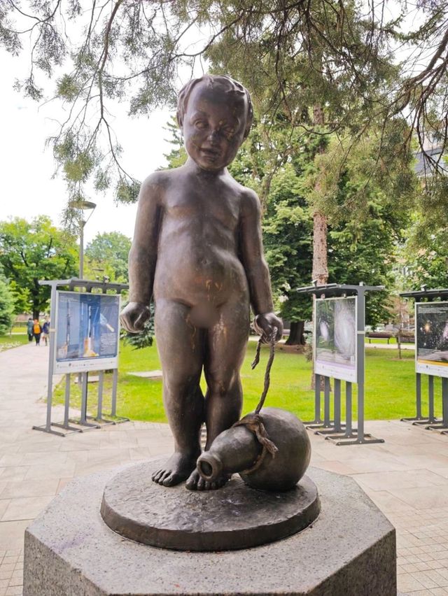 城市靈魂的一角，綠意與藝術共存的街頭花園#水晶花園（Crystal Garden）-Sofia Bulgaria