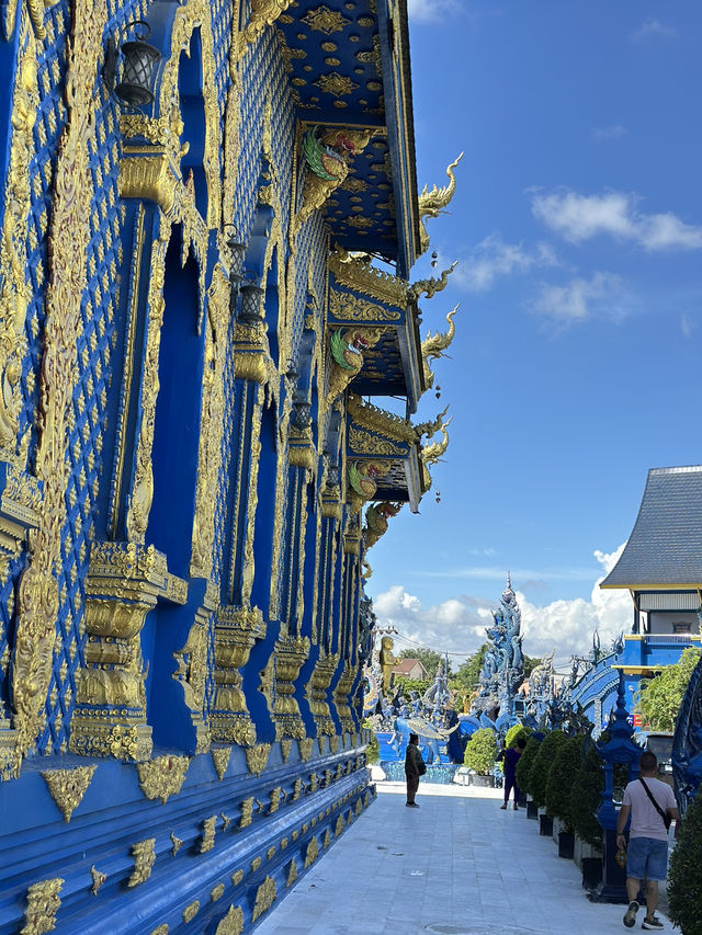วัดสีน้ำเงินแห่งเชียงราย — ร่องเสือเต้น สถาปัตย์ศรั