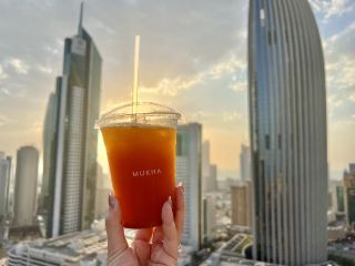 쿠웨이트 루프탑 카페에서의 스카이라인 순간 🌇