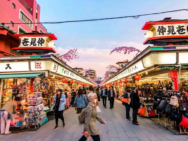 “วัดอาซากุสะ 🏯 สัญลักษณ์แห่งศรัทธาและความงดงาม " “วัดอาซากุสะ 🏯 สัญลักษณ์แห่งศรัทธาและความงดงาม "