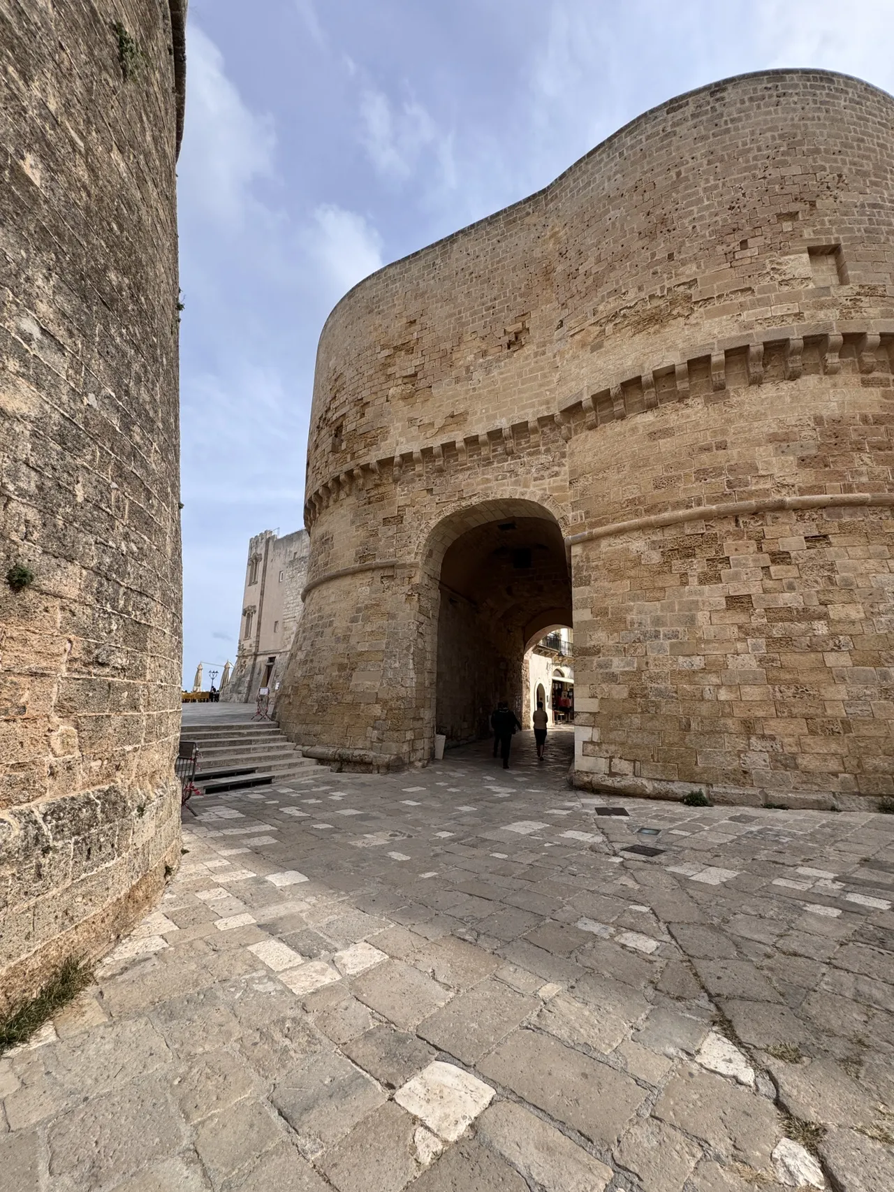 Sebuah benteng kokoh yang melambangkan Otranto