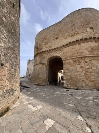 オトラントを象徴する堅固な要塞