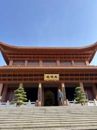 山丘環抱下的寧靜寺廟  