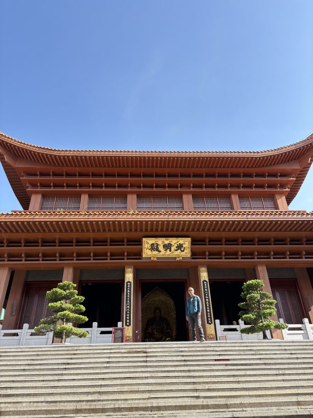山丘環抱下的寧靜寺廟  