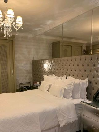 ⭐ Hotel Colline de France – Luxurious and Romantic European Style Review

Hotel Colline de France in Gramado, Brazil, is a luxurious and elegant hotel resembling a European palace. From the moment you step inside, you'll feel like you've been transported to a world of classical art. The delicate décor makes this hotel a destination for travelers who appreciate warm luxury.

---
🛏️ Luxurious rooms with a sweet, European style.

✨ Room Highlights

Large, comfortable beds, exceptionally premium.

Gold and cream décor creates a warm atmosphere.

Luxurious carved wooden furniture.

Relaxing corners with beautiful lighting, perfect for taking photos from every angle.

The rooms here are known as must-stays, with meticulous attention to detail.

---
🛁 Spectacular bathroom.

🛁 Highlights

Large bathtub.

Marble floors and walls create a luxurious feel.

Complete amenities.

Warm lighting, perfect for total relaxation.

---

🍽️ Impressive breakfast.

💛 Breakfast here is renowned.

Served with quality and full service.

Croissants and freshly baked pastries are incredibly fragrant.

Fresh fruit juices, cheeses, and a wide selection of hot and cold dishes.

Every breakfast photo looks great!

---
🏊 Luxurious swimming pool with a tranquil spa corner.

✔️ Indoor pool decorated in luxurious blue tones.
✔️ Quiet atmosphere, perfect for relaxation.
✔️ Plenty of photo spots.

---
🌙 Beautiful night view.

At night, it's absolutely stunning. European-style lights make the entire hotel look like a small palace. It's a fun place to stroll and take photos. The atmosphere is peaceful and romantic.

---
💬 Review Summary

Hotel Colline de France is the perfect hotel for those who appreciate a luxurious European atmosphere. The attention to detail, cleanliness, and excellent service make it unsurprisingly ranked among the best hotels in Brazil.

⭐ Ideal for: Couples, families, photography-loving travelers, and those seeking true luxury.

#HotelCollineDeFrance #Gramado #LuxuryHotel #BrazilTravel #EuropeanStyleHotel #LuxuryHotel #TravelBrazil #BeautifulView #BeautifulAccommodation #HotelReview #LuxuryRoom #DeliciousBreakfast #BeautifulPool

For a longer version Or if you want to write in an influencer style, please let me know!